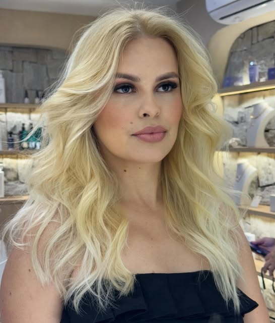 Cabelo loiro com ondas, trabalho de Cíntia Siqueira